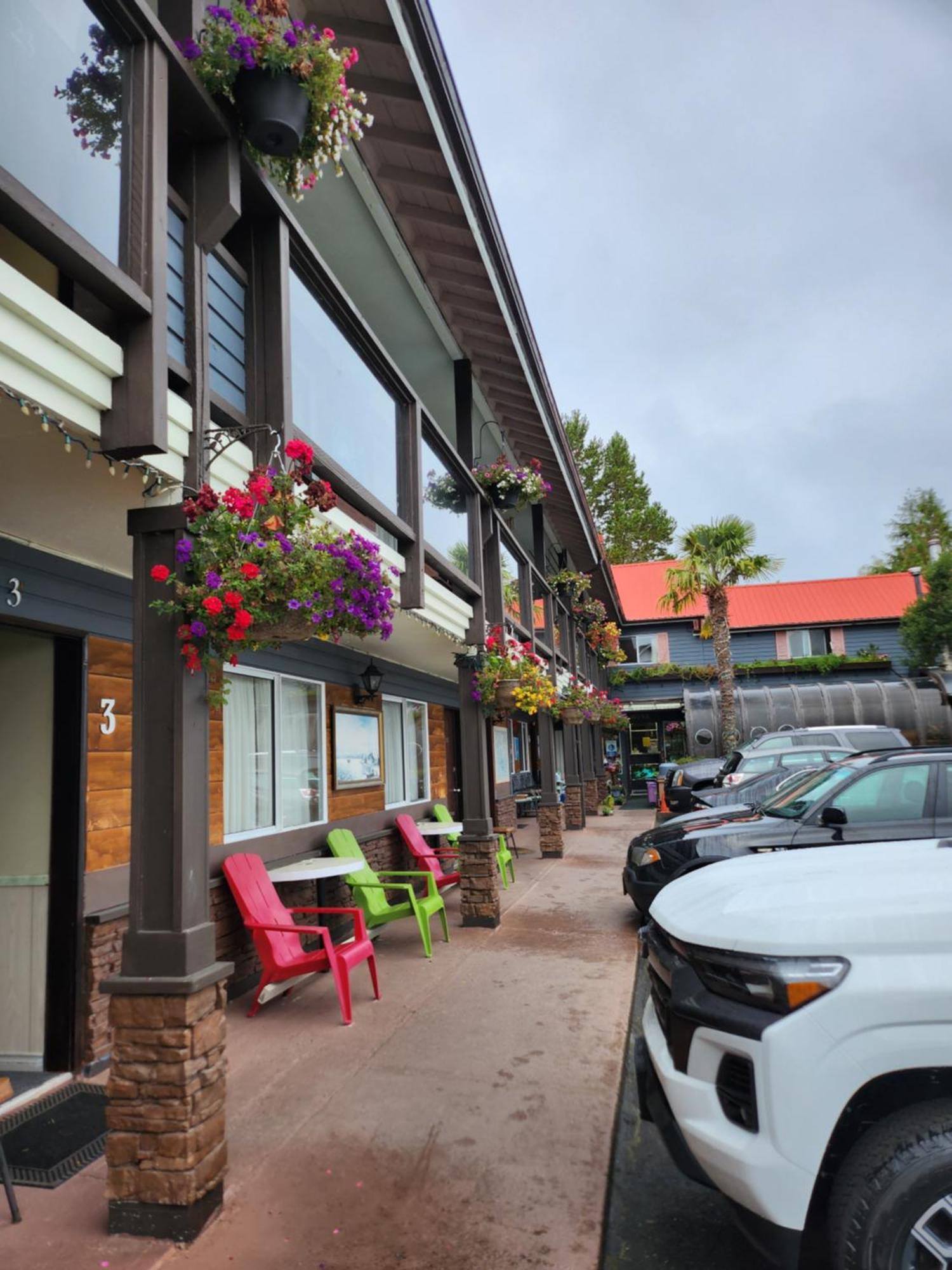 Schooner Motel Tofino Extérieur photo